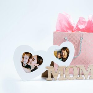 Heart-shaped photo frame for mom with gift bag, perfect for Mother's Day.